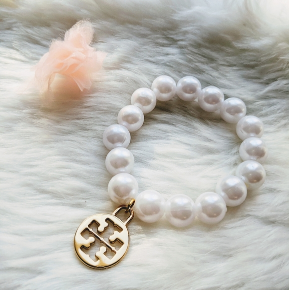 Tory Burch Large Logo Charm on Pearl Bracelet New - Picture 3 of 6